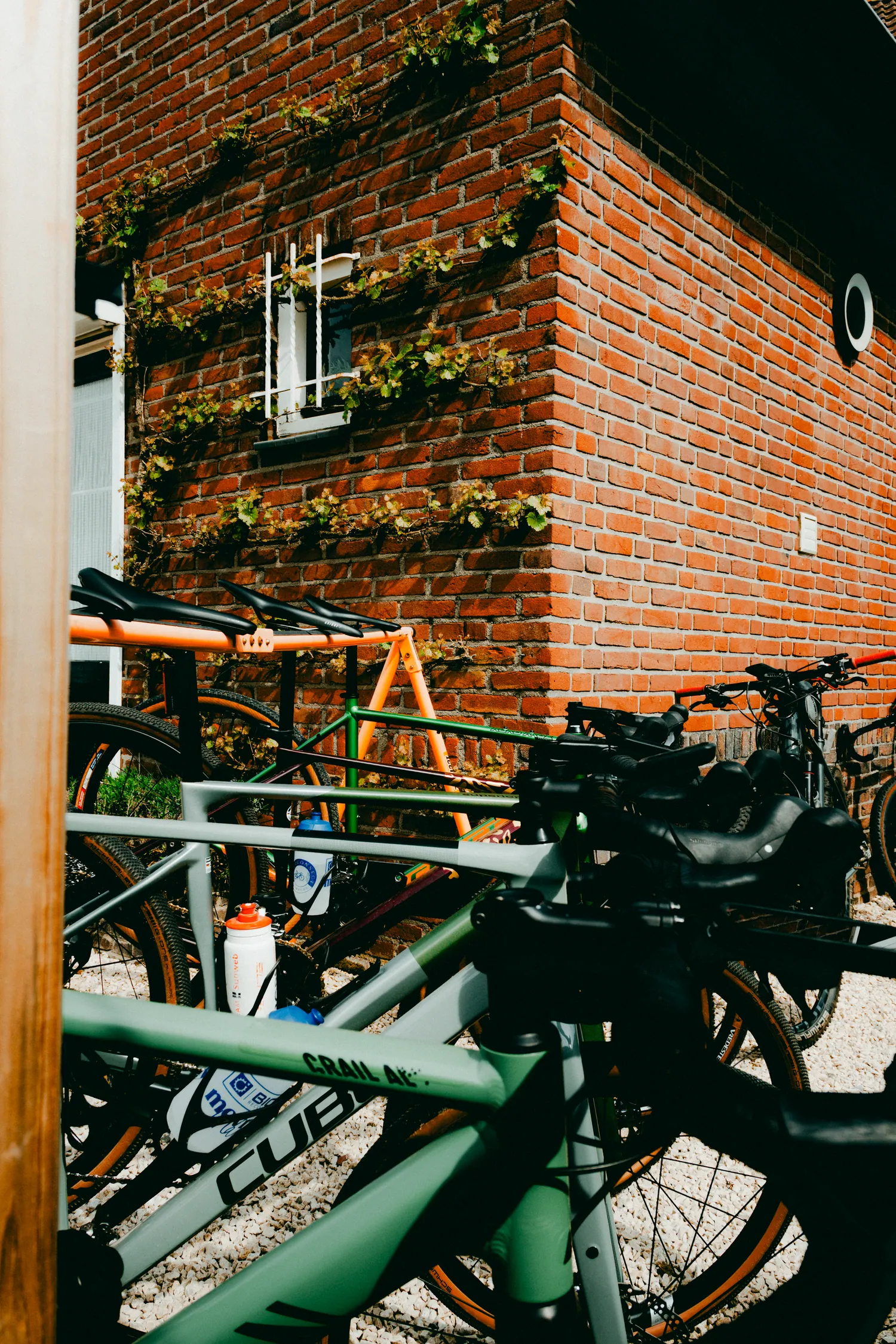 Fietsen staan klaar tegen de bakstenen muur bij Bicifiks