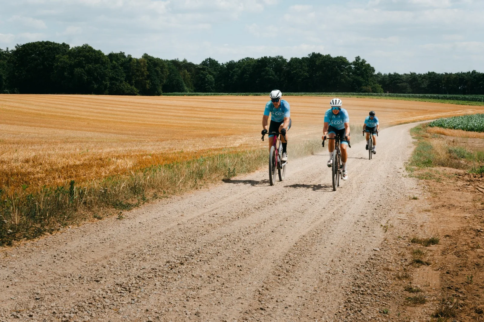 Samen fietsen over een gravelpad
