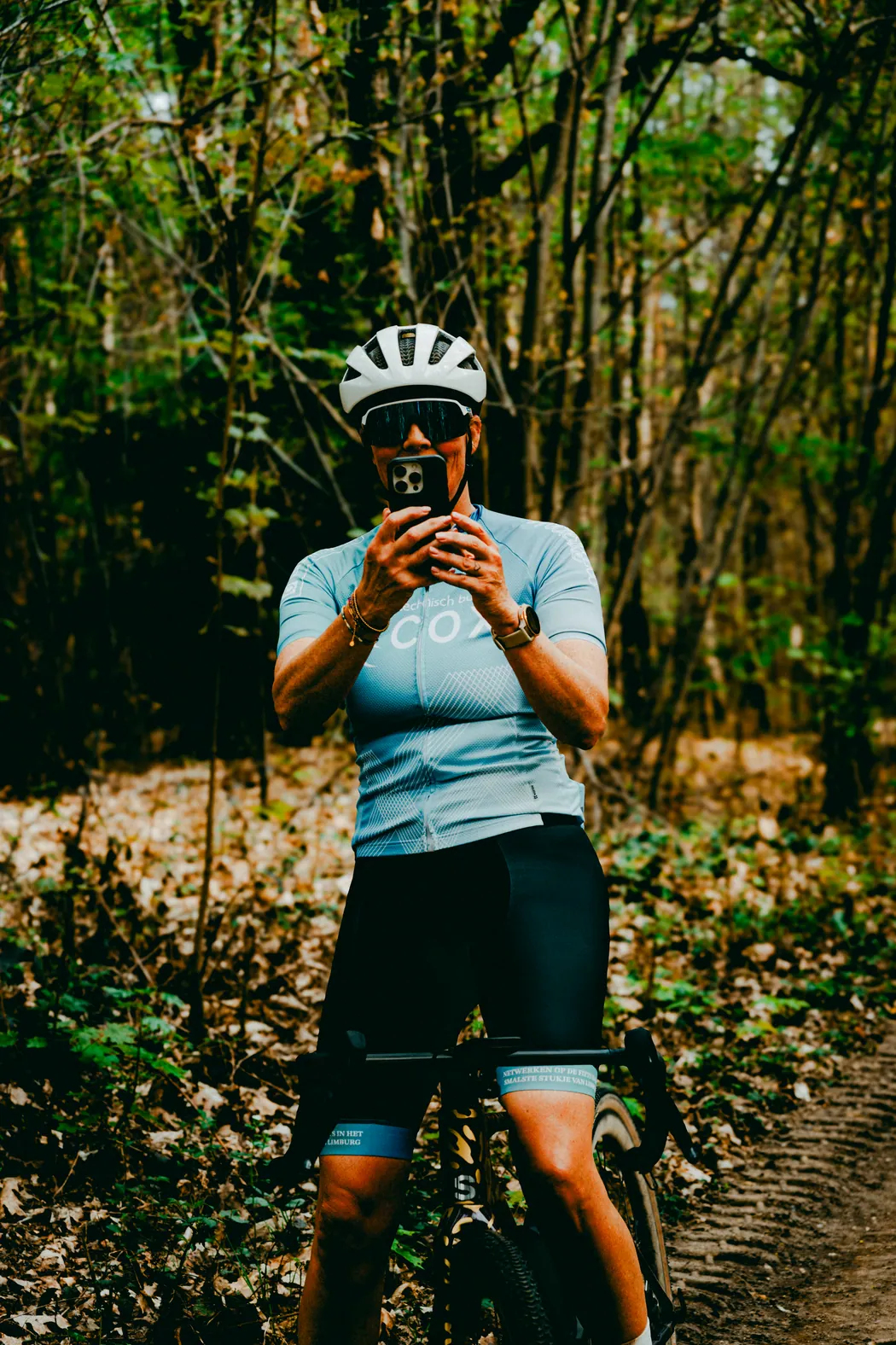 Ride2Connect-rijder tijdens een fietstocht in het bos